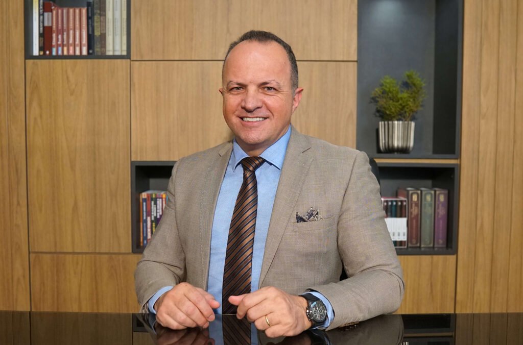 Retrato profissional de Eleandro Guimarães, advogado especialista em direito previdenciário em São Lourenço MG, especialista em aposentadorias e BPC LOAS.